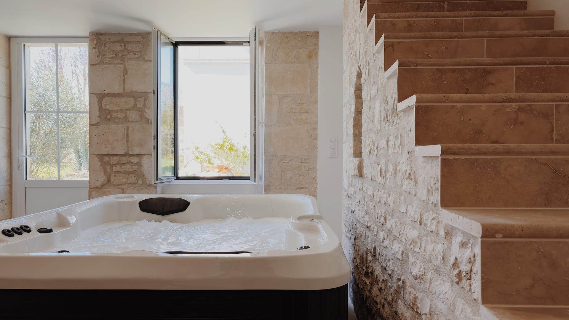 Jacuzzi privé encadré de pierres apparentes
